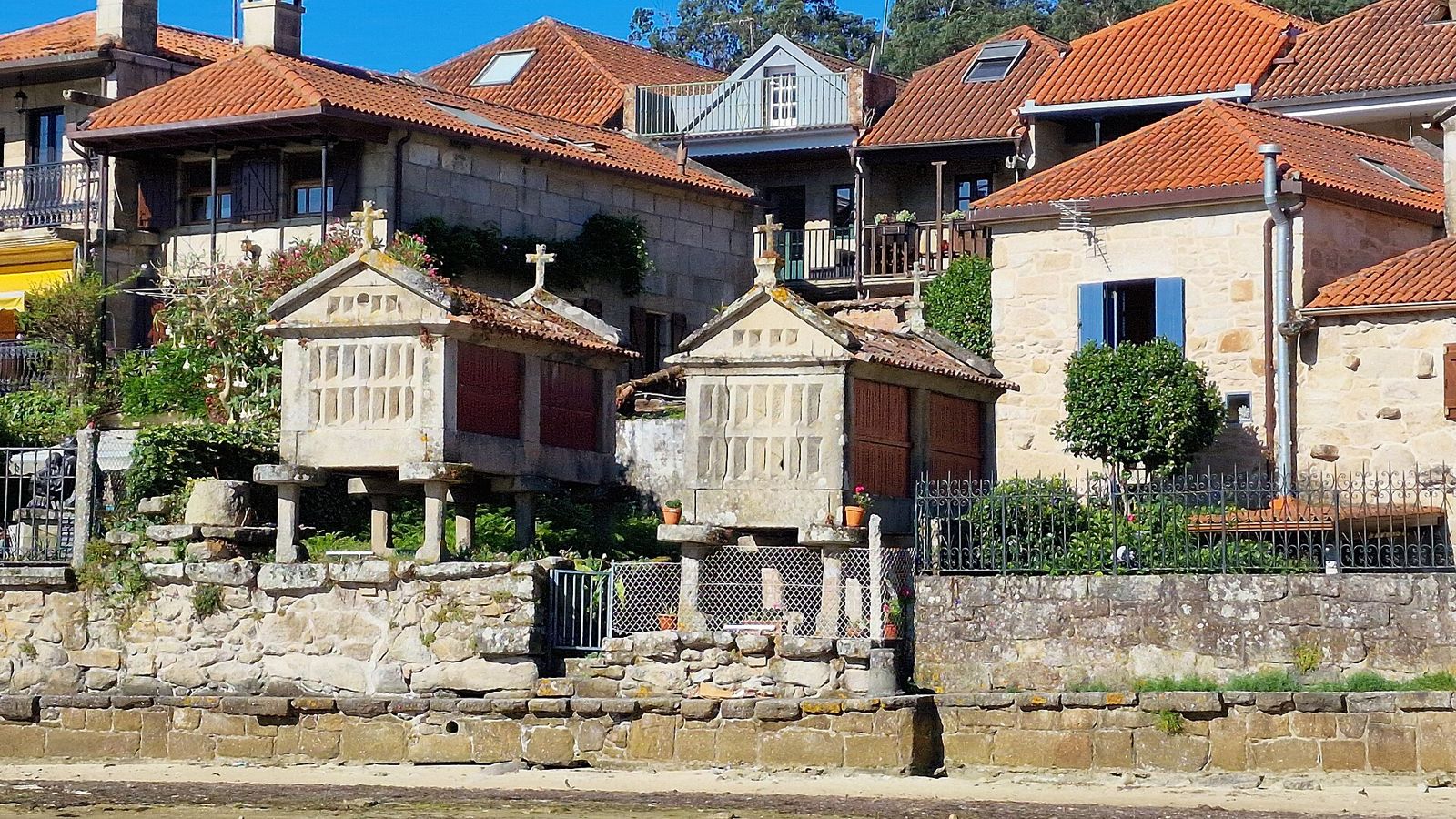 Hórreos tradicionales de piedra y casas de Combarro